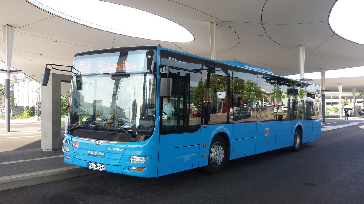 Hier ist der VRN Blaue KA SB 577 der Südwestbus aus Bretten zurück gekommen und fährt jetzt ins Depot. Gesichtet am 29.06.2018 am Bahnhof Pforzheim.