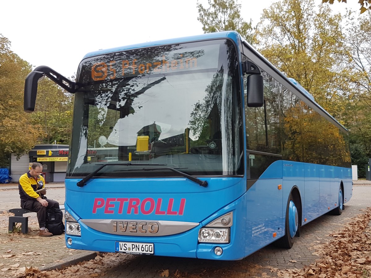 Hier ist der VS PN 600 von Petrolli Reisen auf der SEV Linie S5 nach Pforzheim im Einsatz. Fotografiert am 27.10.2019 am Bahnhof in Karlsruhe Durlach.