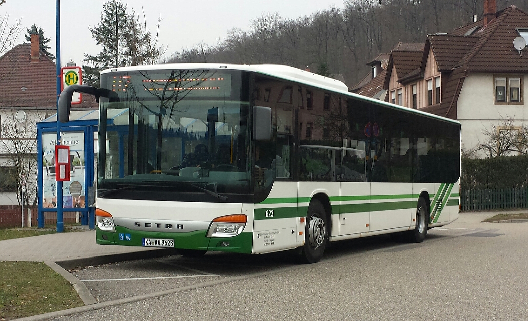 Hier war der KA AV 9623 der AVG zuerst auf der Buslinie 117 nach Grünwettersbach unterwegs und danach auf der Buslinie 47A zum Zündhütle in Karlsruhe unterwegs. Gesichtet am 26.03.2018 am Bahnhof Busenbach.