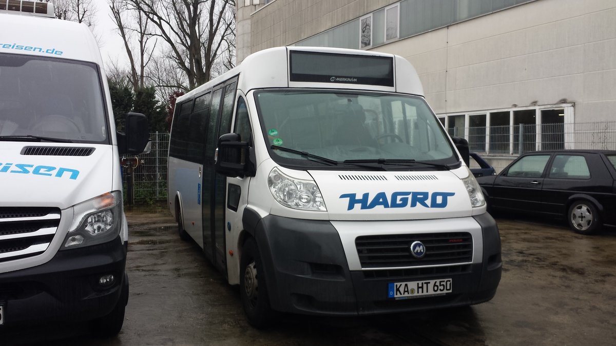 Hier wartet der KA HT 650 von Hagro Transbus auf seinen Einsatz. Gesichtet in Karlsruhe am 04.01.2018.