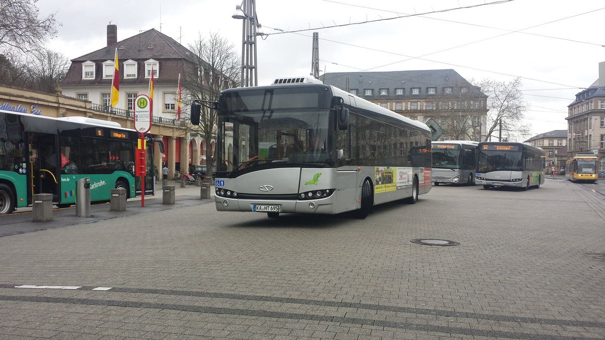Hier wartet der KA HT 695 von Hagro Transbus auf seinen Einsatz. Gesichtet am 10.03.2018 am Hauptbahnhof Vorplatz in Karlsruhe.