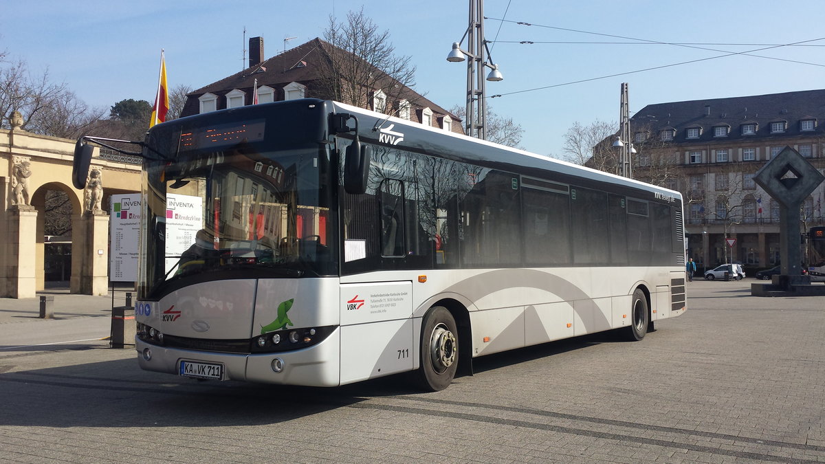 Hier wartet der KA VK 711 der VBK auf der Buslinie 50 nach Oberreut über Bulach auf seinen Einsatz. Gesichtet am 25.03.2018 am Hauptbahnhof in Karlsruhe.