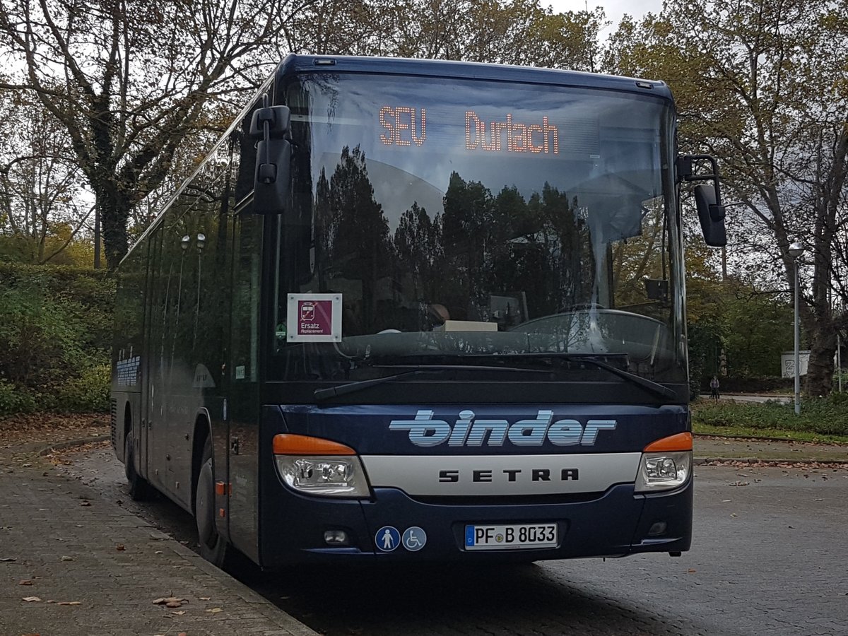 Hier wartet der PF B 8033 von Binder Reisen auf seinen nächsten Ausflug ins Pfinztal. Abgelichtet am 02.11.19 am Bahnhof Durlach in Karlsruhe.