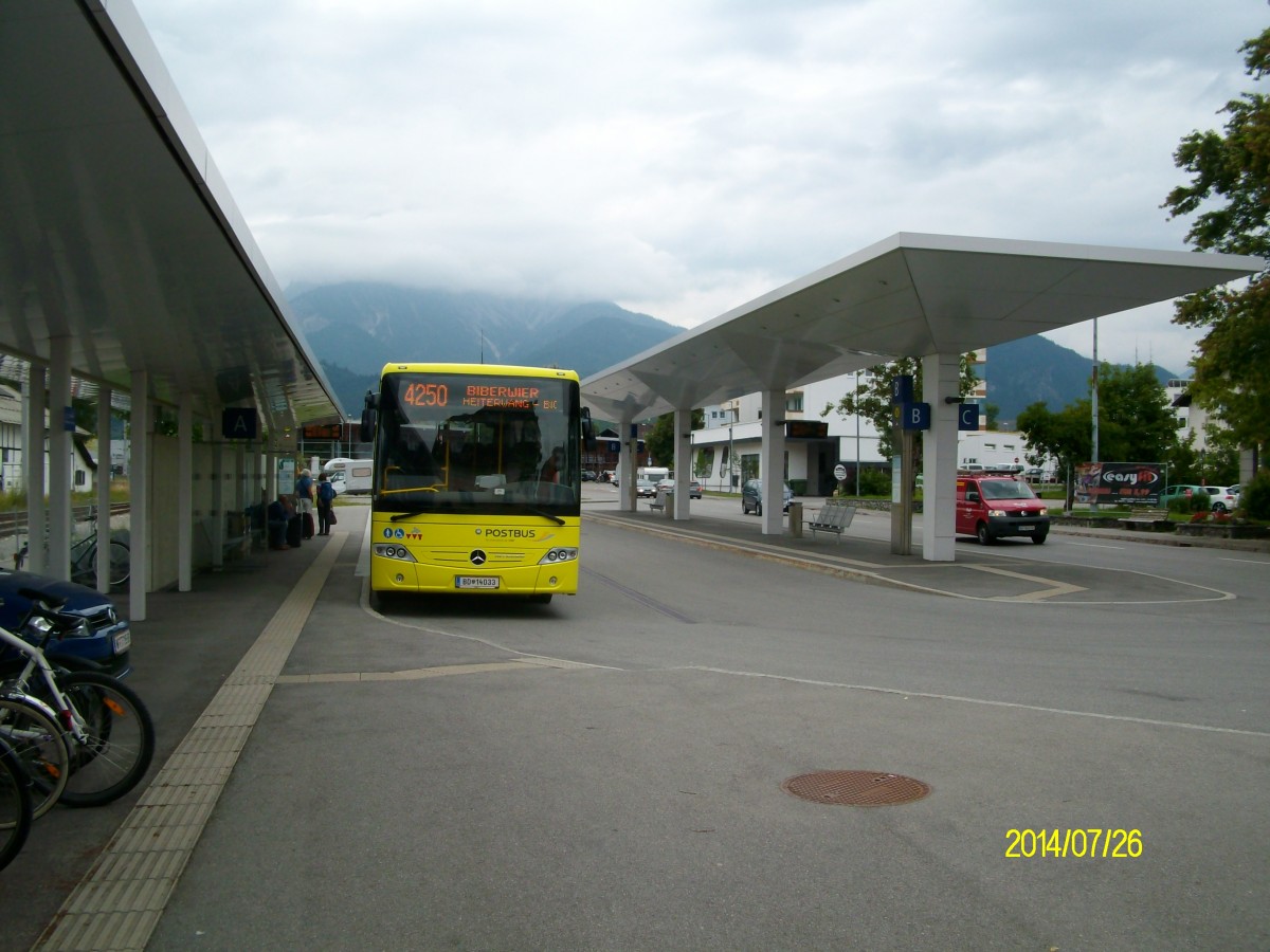 Hier zu sehen ist ein Mercedes-Benz O 560 Intouro als Kfl. 4250 (Rette Schulzentrum - Biberwier Silberleiten) am 26.7.2014 an der Haltestelle Reutte in Tirol Bahnhof (Steig A)