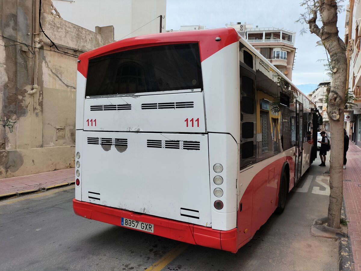 Hispano Habit, Wagen 111, Firma Avanza Torrevieja, bedient die Haltestelle Eras de la Sal - Orihuela in Torrevieja am 25.04.2024. Es handelt sich um den ehemaligen Wagen 111 der Firma SMT Parla in dem Grossraum von Madrid.
