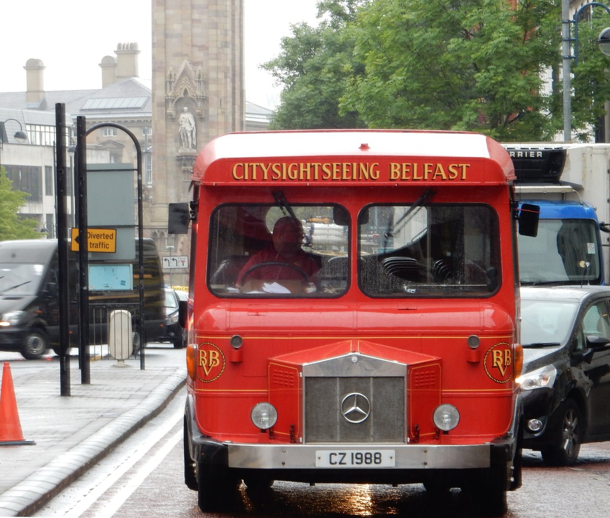 Historischer Mercedes Bus als Stadtrundfahrtsbus am 01.06.17 in Belfast