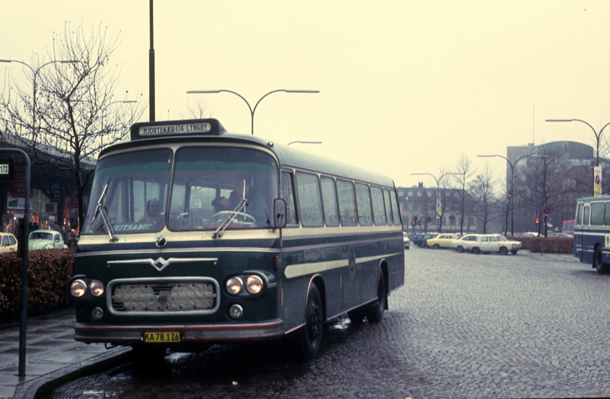 Hjortekær Trafik Buslinie 174 (Scania BF5654/Ørum-Petersen - KA 78.176) S-Bf Lyngby am 29. Dezember 1973.