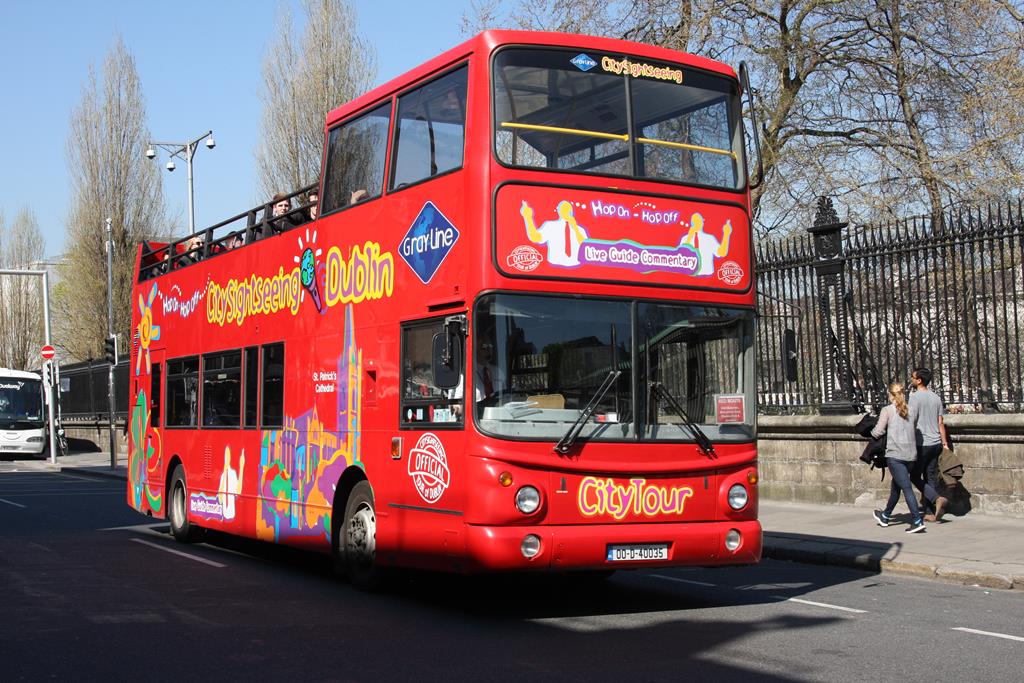 Hop on Hop off Bus der roten Linie unterwegs am 8.4.2012 in der City von Dublin.