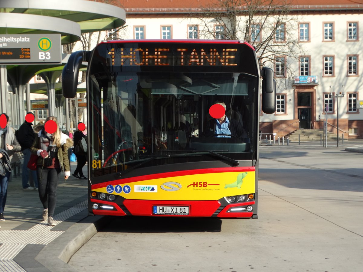 HSB Solaris Urbino 18 Wagen 81 am 15.02.17 in Hanau Freiheitsplatz