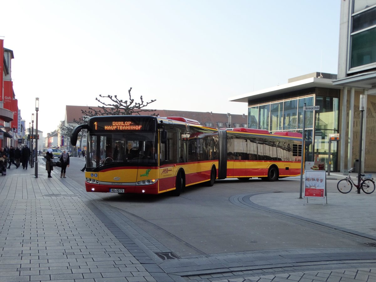 HSB Solaris Urbino 18 Wagen 71 am 15.02.17 in Hanau Marktplatz
