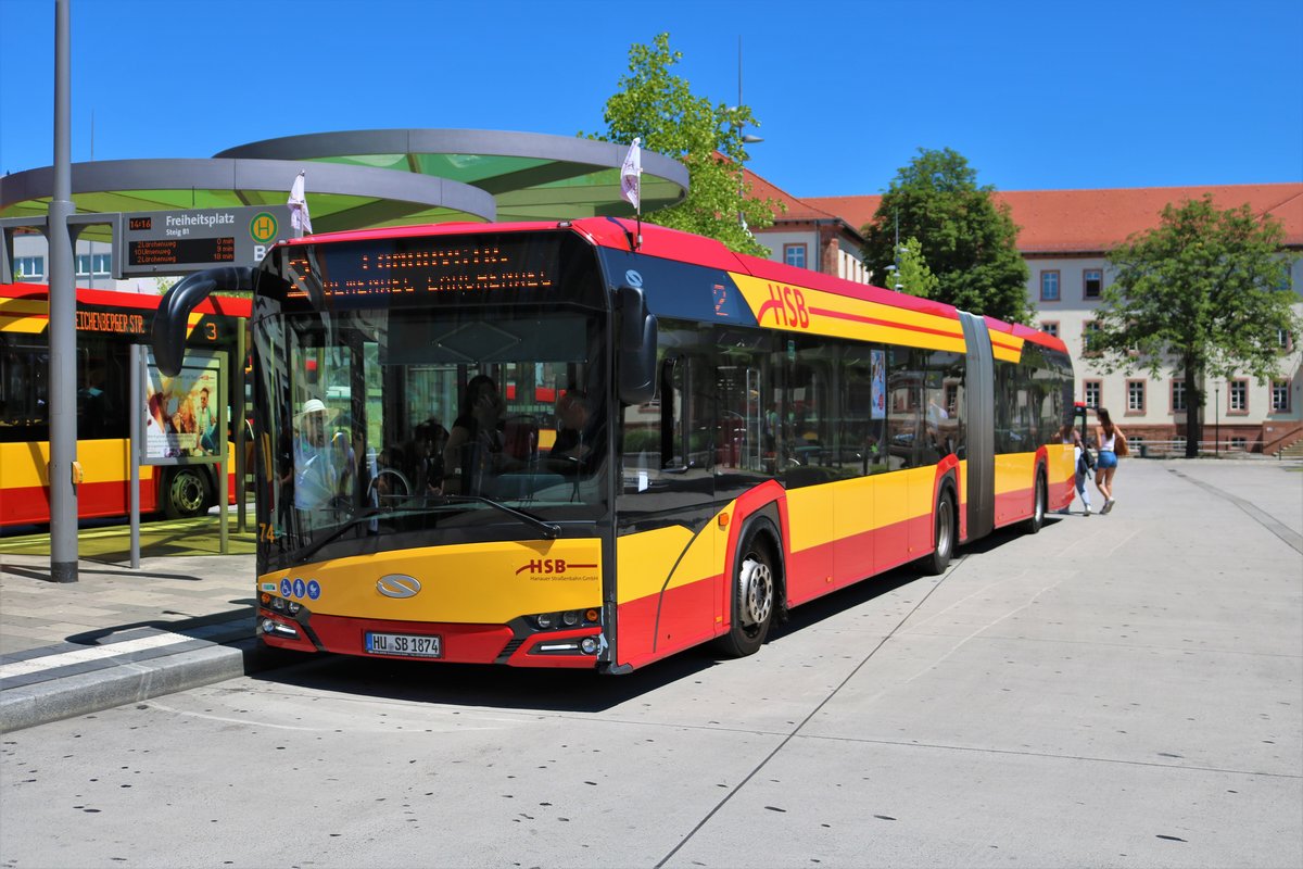 HSB Solaris Urbino 18 Wagen 74 am 28.06.19 in Hanau Freiheitsplatz 