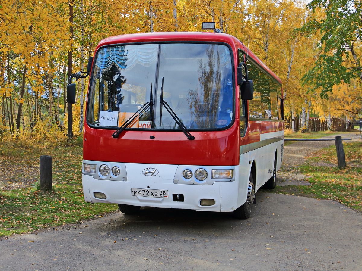 Hyundai Aero Town Bus am Baikalsee auf dem Parkplatz des  Freilichtmuseum Talzy am 16. September 2017.