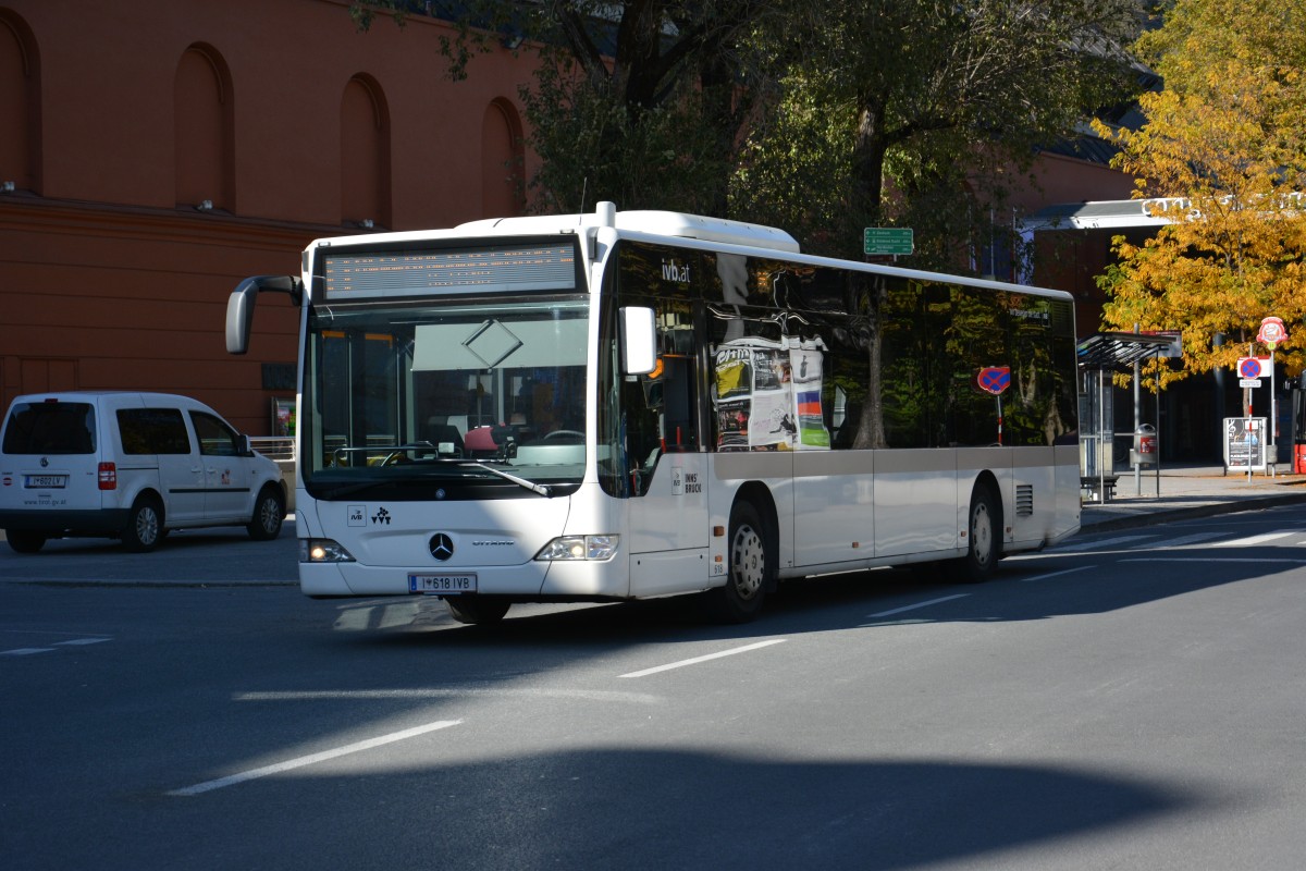 I-618IVB fährt am 12.10.2015 durch Innsbruck. Aufgenommen wurde ein Mercedes Benz Citaro Facelift.
