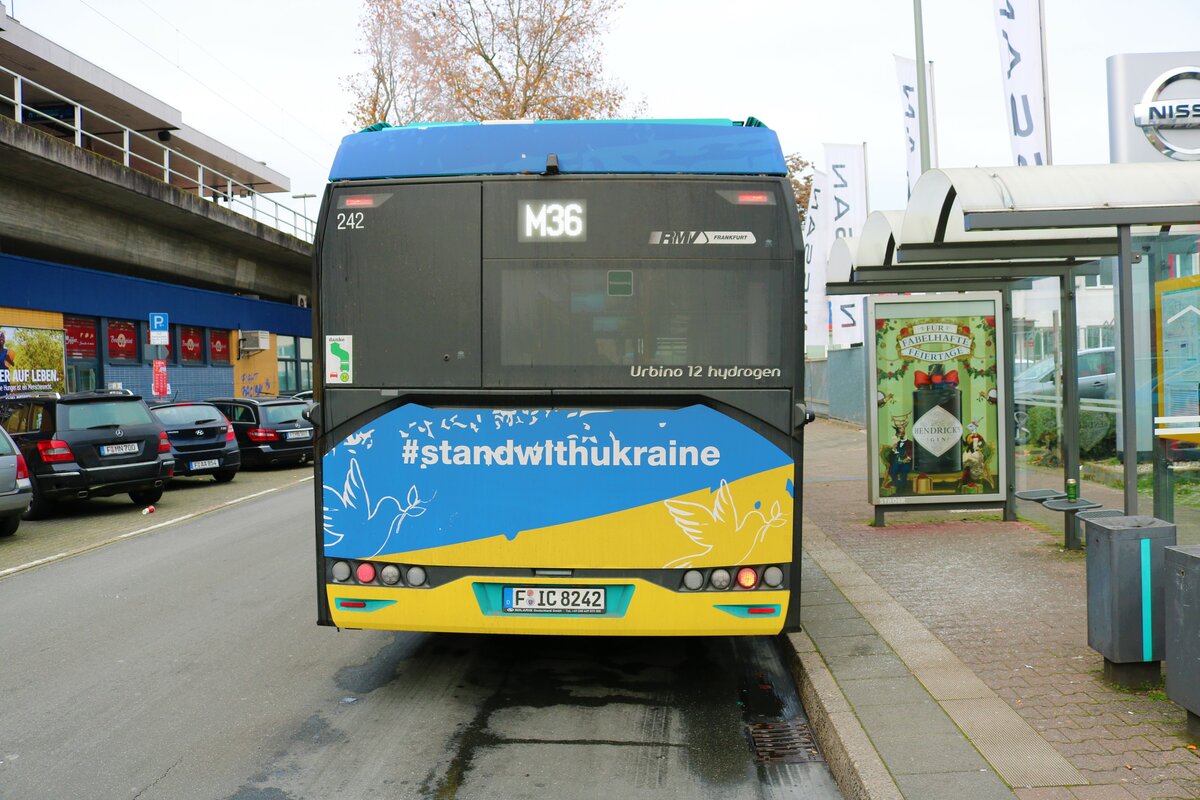 ICB Solaris Urbino Hydrogen Wasserstoffbus Wagen 242 am 10.12.22 mit einer wichtigen Botschaft in diesen Jahr 2022. Der Frieden in der Ukraine