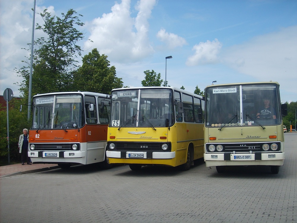 Ikarus 260 - C NV 260 H - Wagen 82 (links), Ikarus 260 - G IK 260 H (mitte) und Ikarus 211 - GRZ C 387 (rechts) - in Chemnitz, Omnibusbetriebshof - am 21-Juni-2015