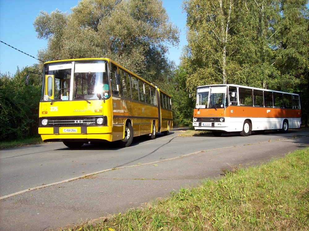 Ikarus 280 - C NV 264 - Wagen 335 (links) u. Ikarus 260 - C NV 260 H (rechts) - in Chemnitz, Reichenbrand, Wendeanlage - am 5-Oktober-2014 --> Fotosonderfahrt