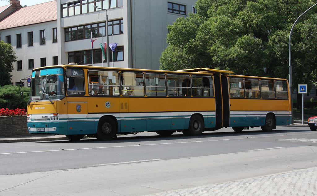 Ikarus Gelenk Stadtbus 194 in Eger in Ungarn nahe Basilika am 22.6.2017.
