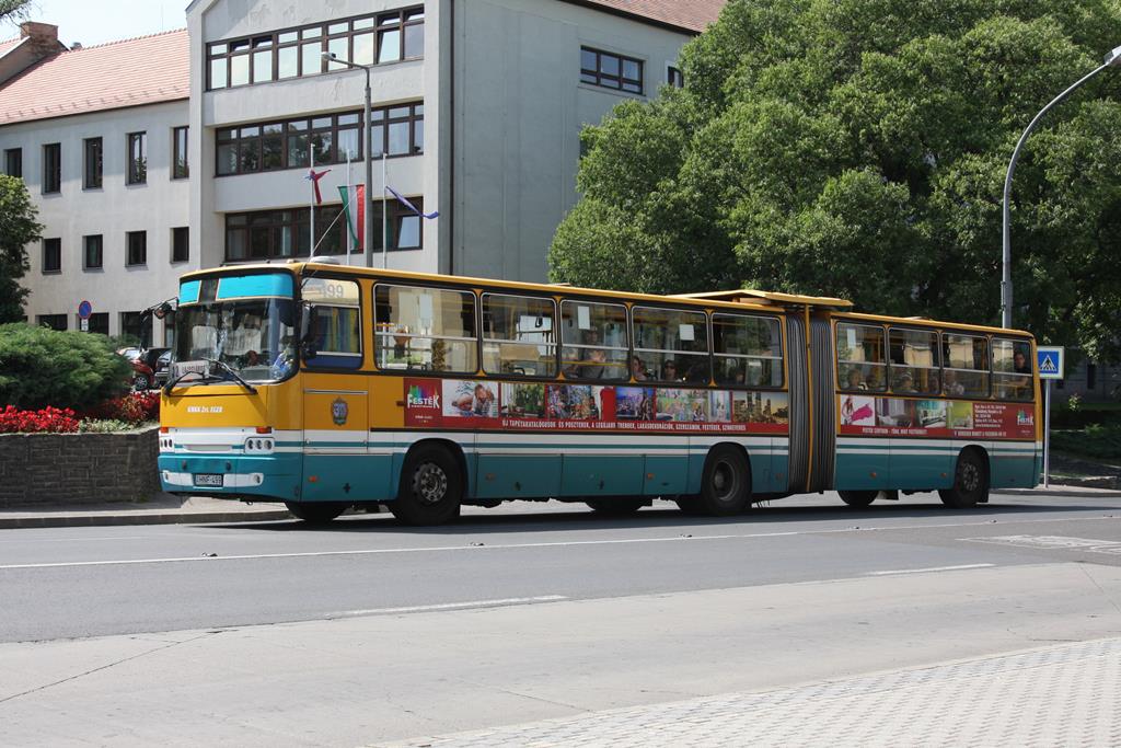 Ikarus Gelenkbus Nummer 191 in Eger in Ungarn nahe Basilika am 22.6.2017.