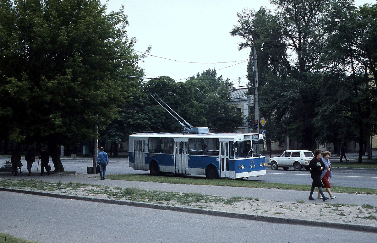 Im Juni 1990 ist ein Trolleybus von AKSM in Brest/Weißrussland unterwegs
