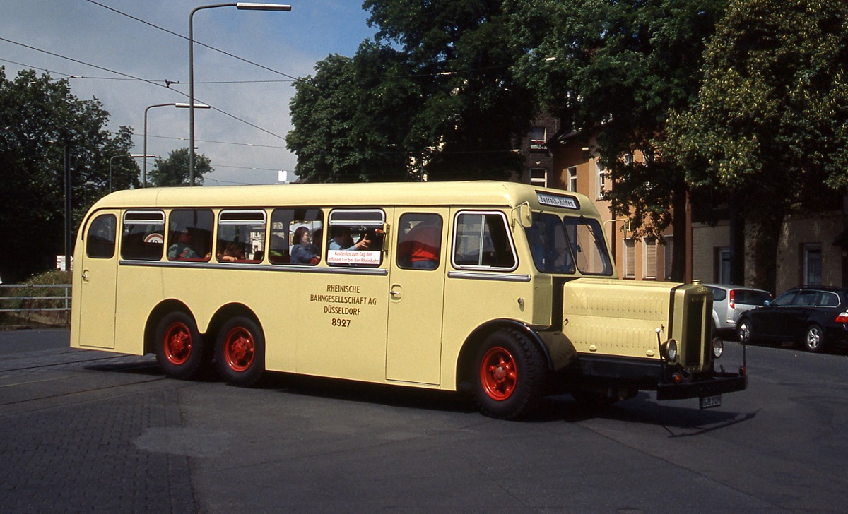 Im Mai 2008 verlässt der Rheinbahn-Museumsbus 8927 (Büssing VIGLn 1929) den Betriebshof in Düsseldorf-Benrath