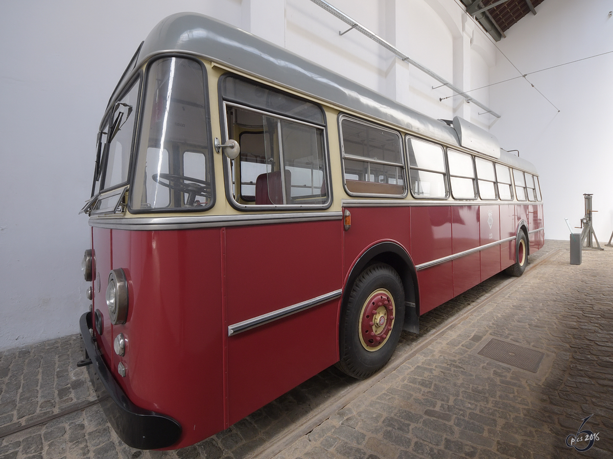 Im Straßenbahnmuseum von Porto ist ein BUT Leyland Trolleybus ausgestellt. (Februar 2017)
