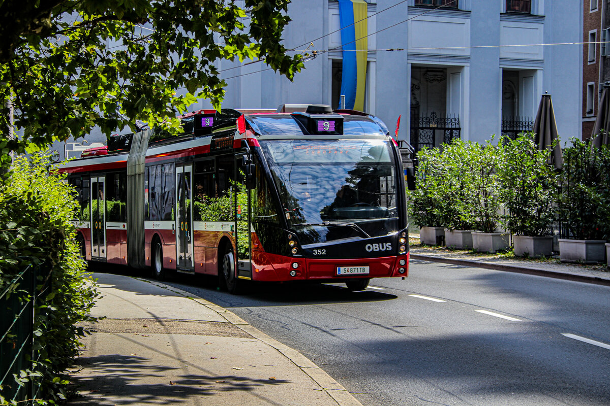 Immer seltener werden die salzburger Solaris Trollino 18 Metrostyle. Sie werden stückweise durch neuere Hess Busse ersetzt. Hier fährt Wagen 352 gerade auf der Linie 9 zu Europark