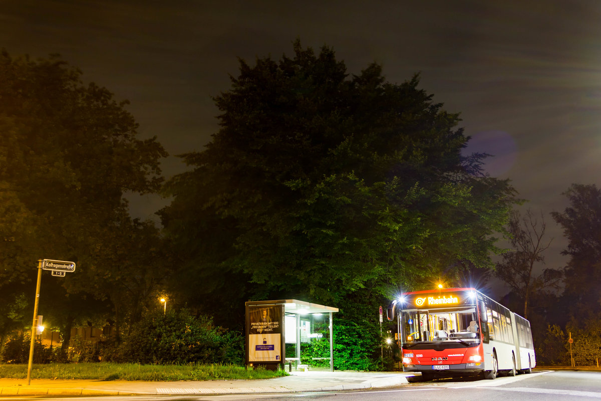 In der Nacht vom 28. auf den 29. Juli 2017 wartet Lion's City 8390 auf der Linie NE7 seine Rückfahrt zum Düsseldorfer Hauptbahnhof ab