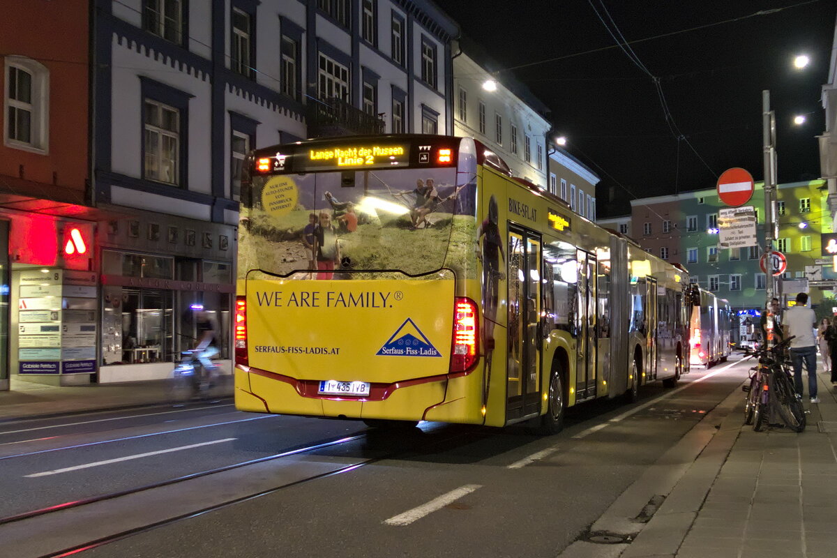 In der Nacht vom 7. zum 8. Oktober 2023 fand in ganz Österreich die Lange Nacht der Museen statt. Zu diesem Zweck wurden örtlich Shuttlebusse eingerichtet, hier ein Mercedes-Benz Citaro 2. Generation der Innsbrucker Verkehrsbetriebe (Bus Nr. 435) in Innsbruck, Museumstraße. Aufgenommen 7.10.2023.