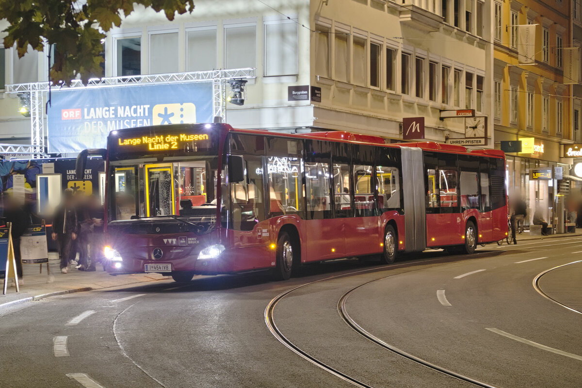 In der Nacht vom 7. zum 8. Oktober 2023 fand in ganz Österreich die Lange Nacht der Museen statt. Zu diesem Zweck wurden örtlich Shuttlebusse eingerichtet, hier ein Mercedes-Benz Citaro 2. Generation der Innsbrucker Verkehrsbetriebe (Bus Nr. 454) in Innsbruck, Museumstraße. Aufgenommen 7.10.2023.