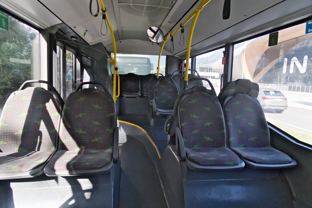 Innenraum/Heckbereich dreiachsiger Mercedes-Benz O 530 II (Citaro Facelift) von Postbus BD-14047. Die Sitzbezüge tragen noch das Logo von Dr. Richard. (Außenansicht desselben Busses von mir vom 12.7.2019)