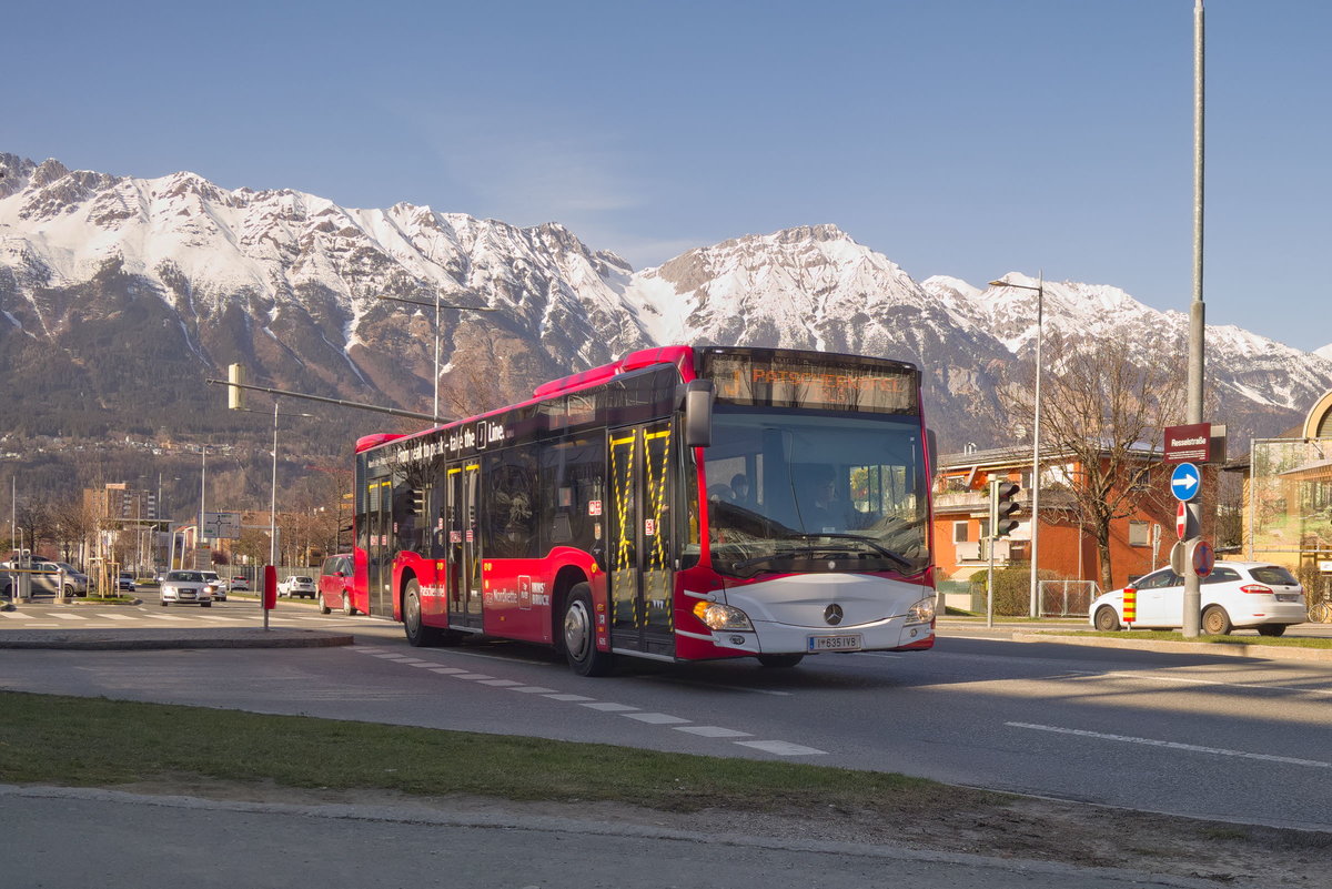 Innsbruck: Bus Nr. 635 der Innsbrucker Verkehrsbetriebe als Linie J an der Haltestelle Landessportcenter. Die Front des Busses ist im Schutzmasken-Design gehalten, um auf die geltende FFP2-Maskenpflicht hinzuweisen. Aufgenommn 30.3.2021.