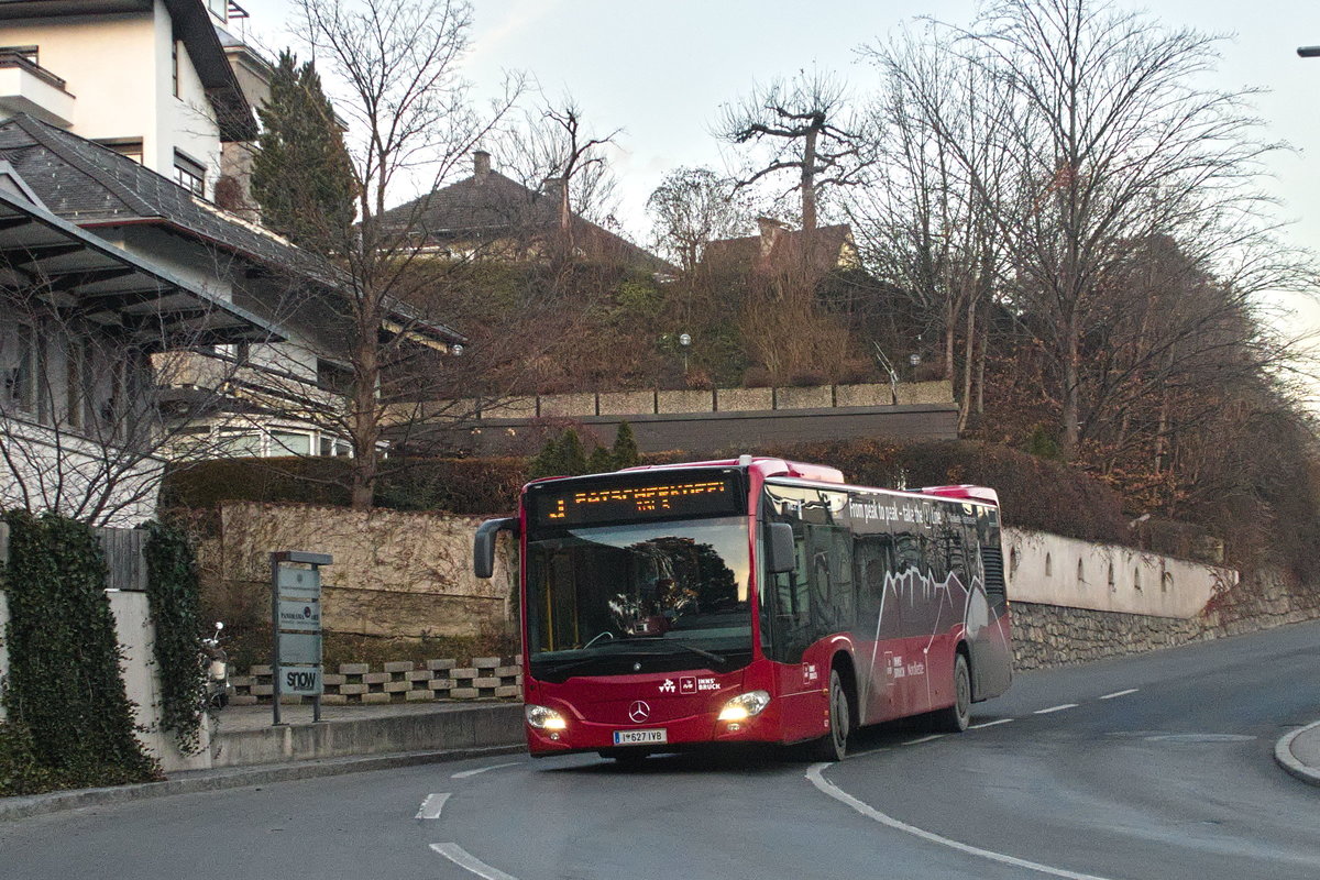 Innsbruck: Die Linie J ist baustellenbedingt (Sperre der Riedgasse) umgeleitet, hier in der Höttinger Auffahrt. Aufgenommen 20.12.2018.
