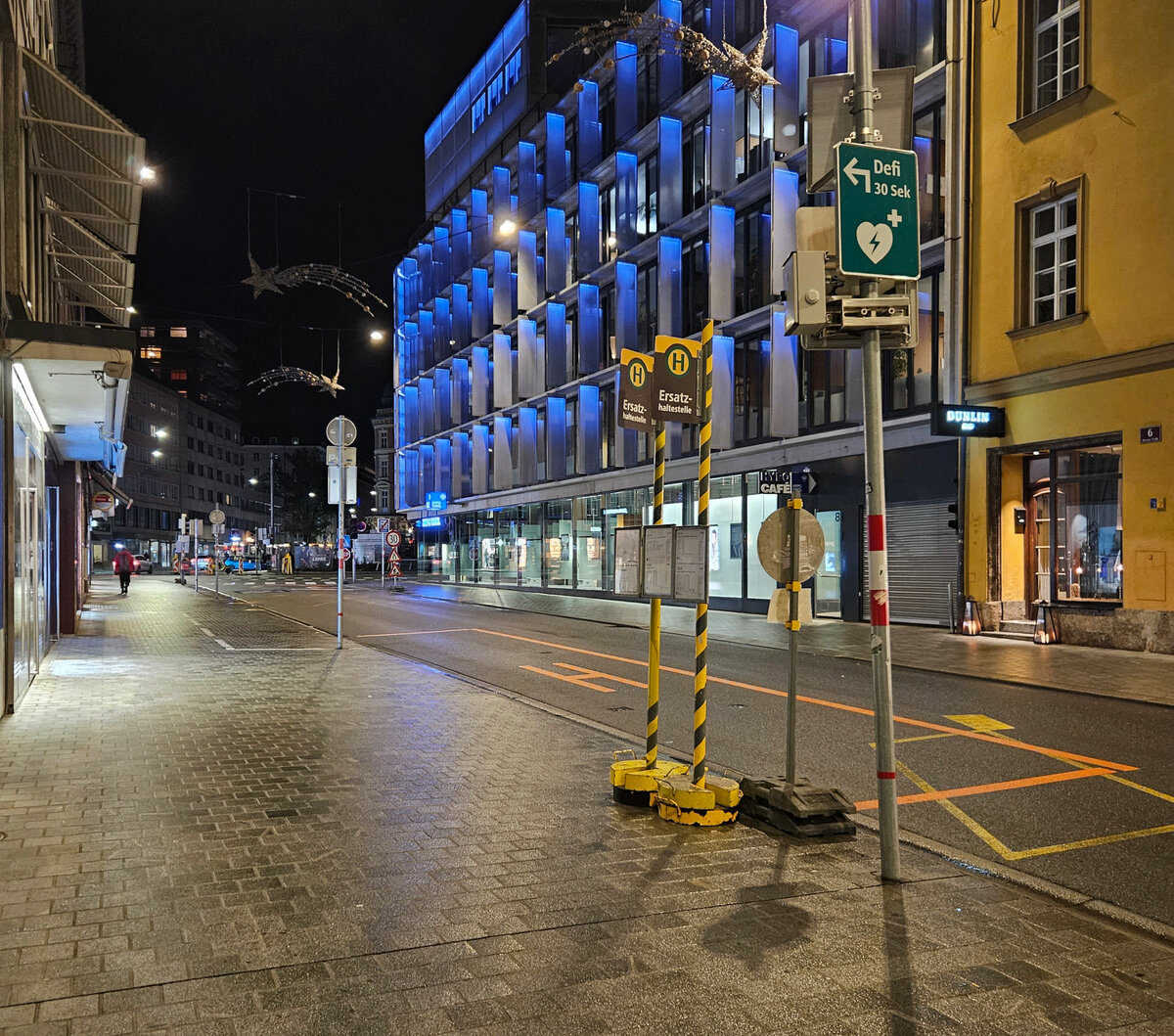 Innsbruck: Ersatzhaltestelle für die Haltestelle Bozner Platz in der Meraner Straße. Aufgenommen 13.11.2023.