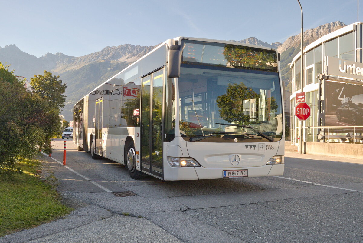 Innsbruck: Mercedes-Benz Citaro Facelift der Innsbrucker Verkehrsbetriebe (Bur Nr. 847) als Linie R an der Haltestelle Griesauweg. Aufgenommen 1.10.2021.