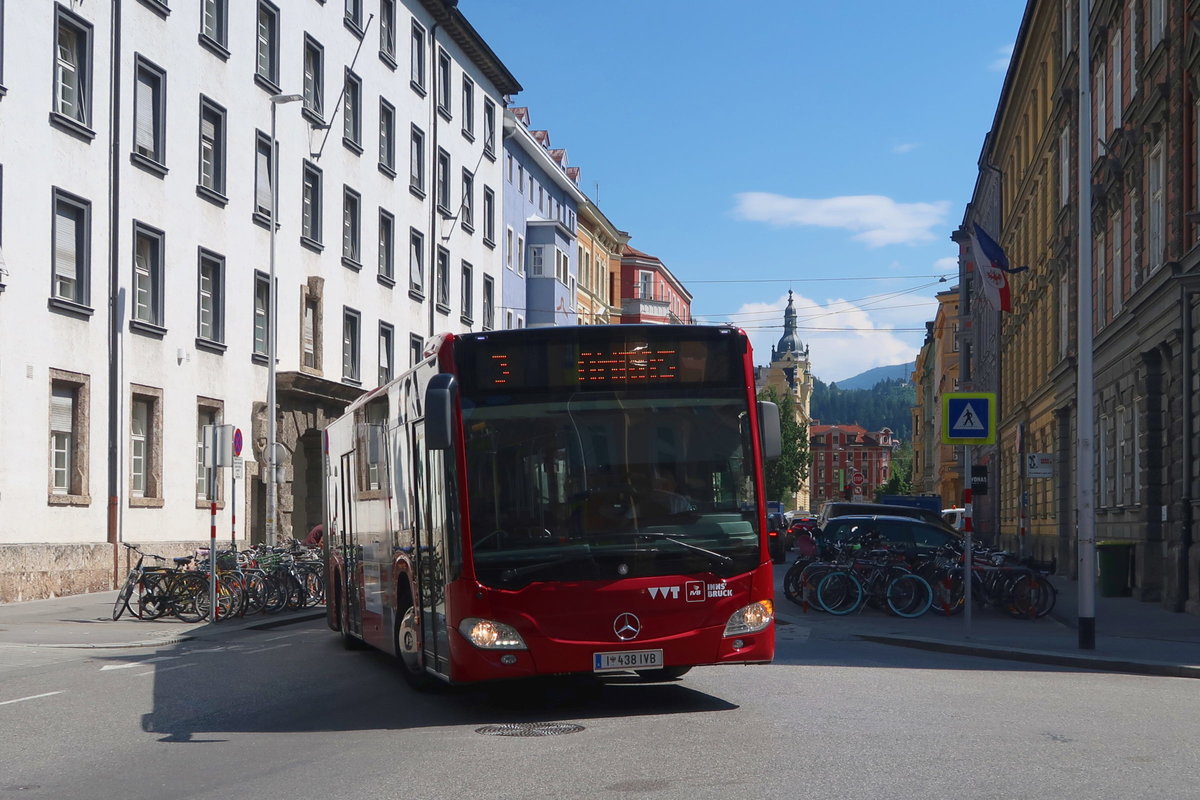 Innsbruck: Schienenersatzverkehr für die Linie 3 (Bus Nr. 438) ist wegen Bauarbeiten umgeleitet, hier in der Fallmerayerstraße. Aufgenommen 4.7.2019.
