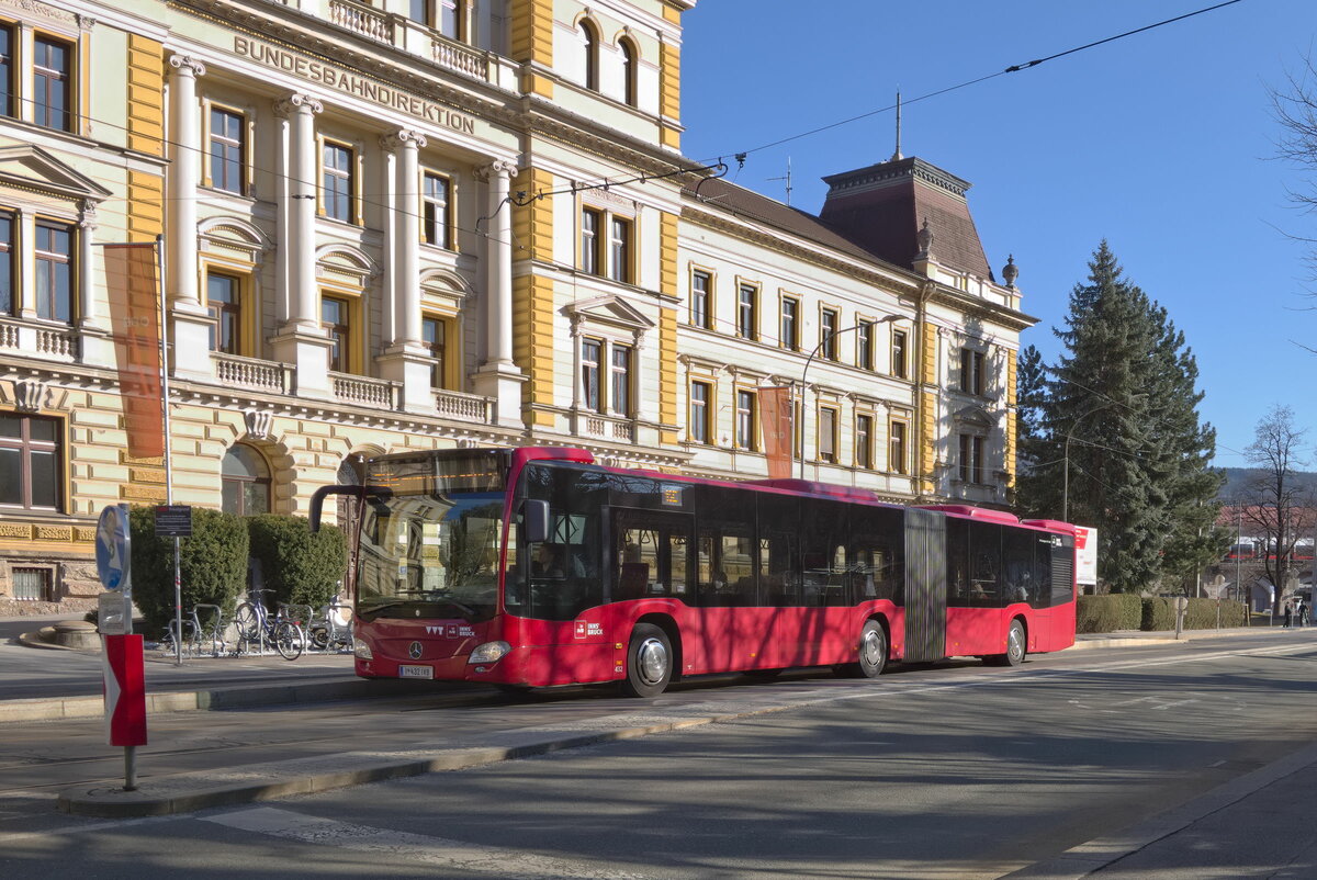 Innsbruck: Schienenersatzverkehr für die Straßenbahnlinie 1 (Linie 1SE), Bus Nr. 432 der Innsbrucker Verkehrsbetriebe an der Hst. Bundesbahndirektion. Aufgenommen 10.3.2022.
