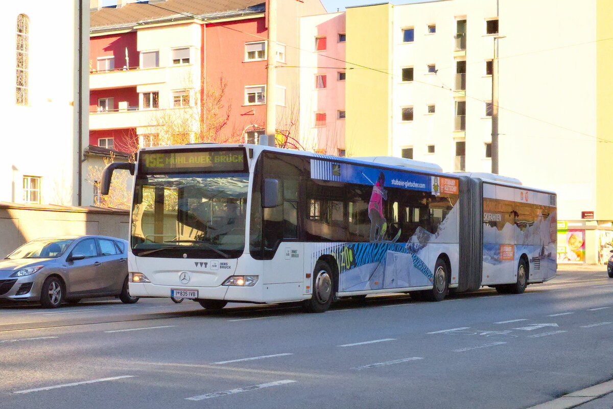 Innsbruck: Schienenersatzverkehr für die Straßenbahnlinie 1 (Linie 1SE), Bus Nr. 835 der Innsbrucker Verkehrsbetriebe in der Erzherzog-Eugen-Straße. Aufgenommen 10.3.2022.