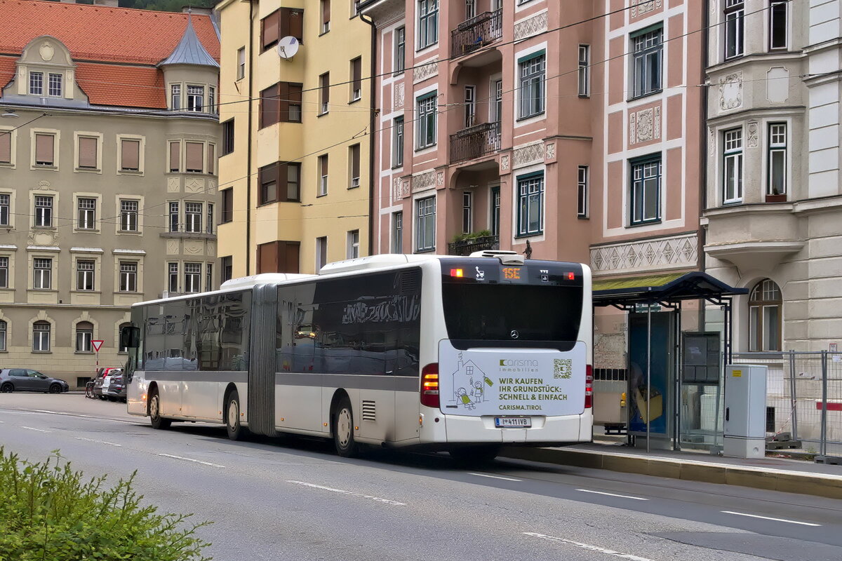 Innsbruck: Schienenersatzverkehr für die Straßenbahnlinie 1, Mercedes-Benz Citaro Facelift der Innsbrucker Verkehrsbetriebe (Bus Nr. 411) als Linie 1SE an der Haltestelle Haydnplatz. Aufgenommen 3.8.2023.