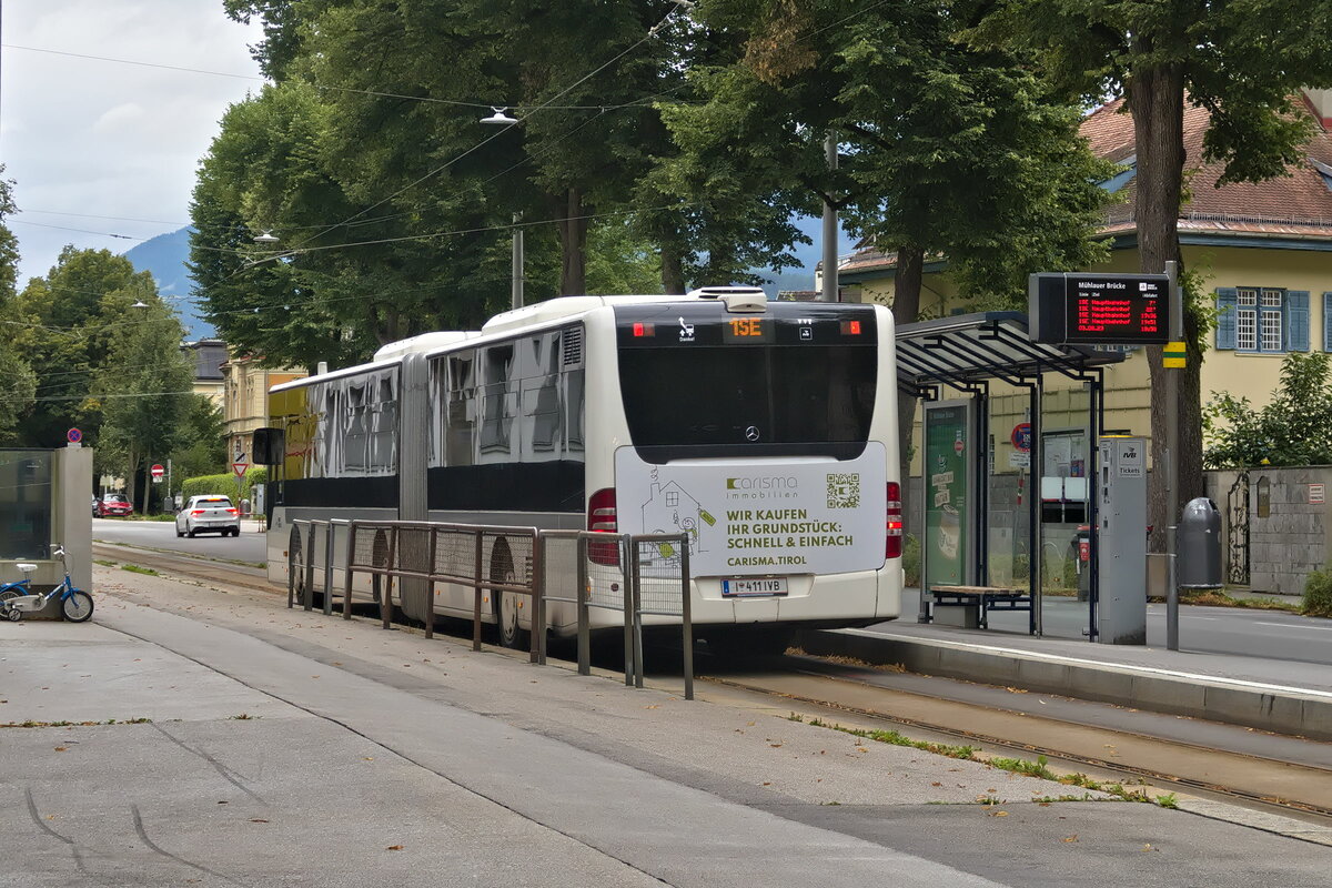 Innsbruck: Schienenersatzverkehr für die Straßenbahnlinie 1, Mercedes-Benz Citaro Facelift der Innsbrucker Verkehrsbetriebe (Bus Nr. 411) als Linie 1SE an der Haltestelle Mühlauer Brücke. Aufgenommen. 3.8.2023.
