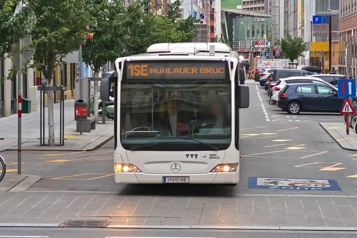 Innsbruck: Schienenersatzverkehr für die Straßenbahnlinie 1, Mercedes-Benz Citaro Facelift der Innsbrucker Verkehrsbetriebe (Bus Nr. 411) als Linie 1SE in der Wilhelm-Greil-Straße. Aufenomme 3.8.2023.