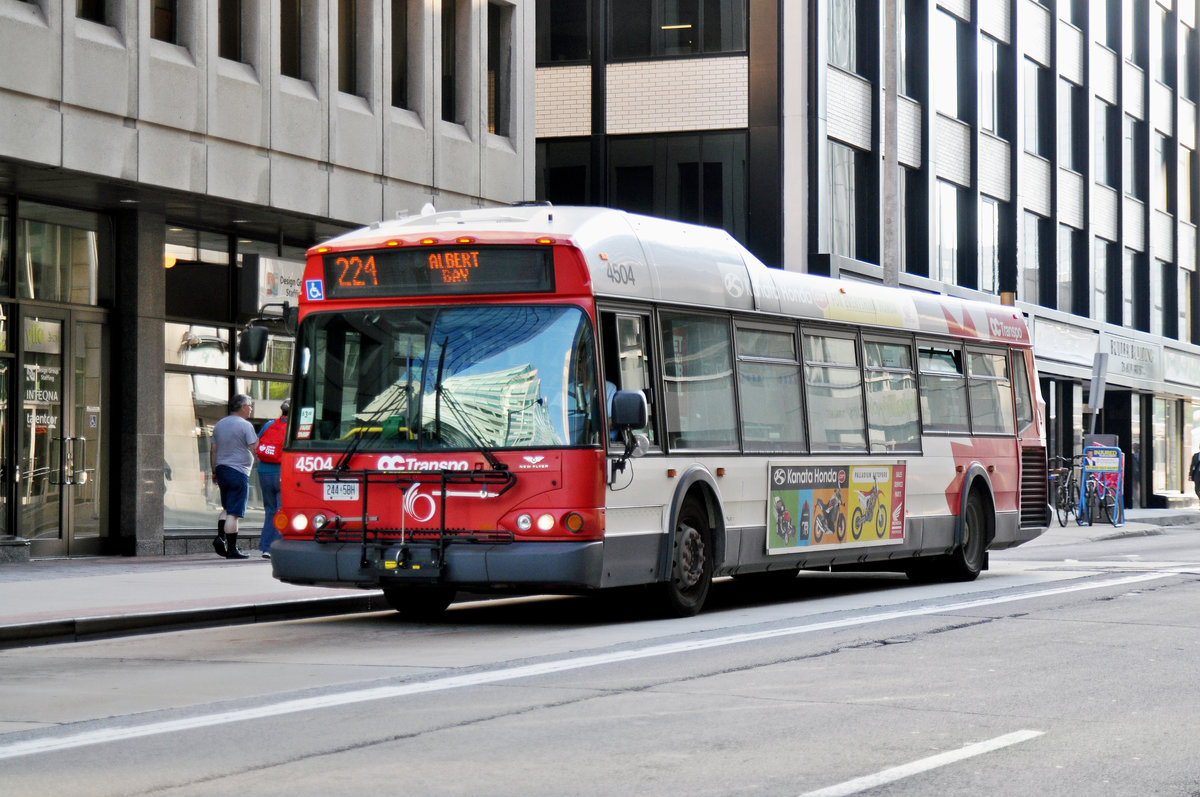 Invero D 40i Bus mit der Nummer 4504, auf der Linie 224 unterwegs in Ottawa. Die Aufnahme stammt vom 18.07.2017.