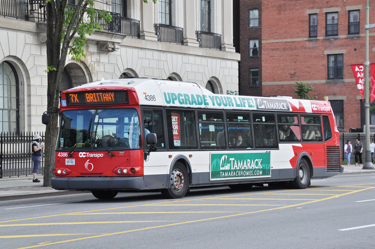 Invero D 40i Bus mit der Nummer 4386, auf der Linie 7X unterwegs in Ottawa. Die Aufnahme stammt vom 17.07.2017.
