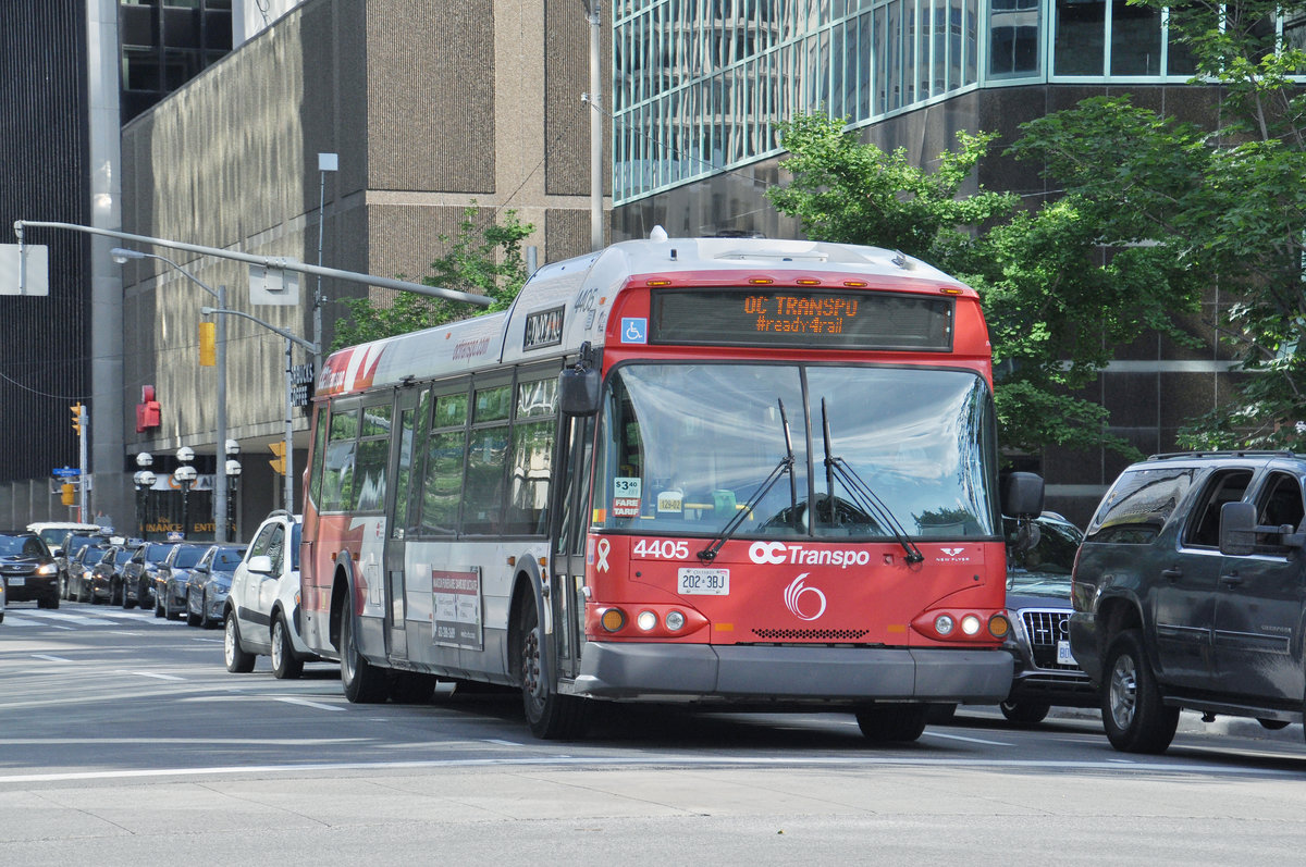 Invero D 40i Bus mit der Nummer 4405, unterwegs in Ottawa. Die Aufnahme stammt vom 17.07.2017.