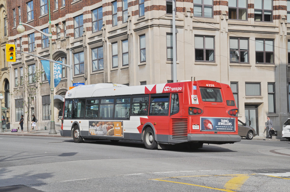 Invero D 40i Bus mit der Nummer 4326, unterwegs in Ottawa. Die Aufnahme stammt vom 17.07.2017.
