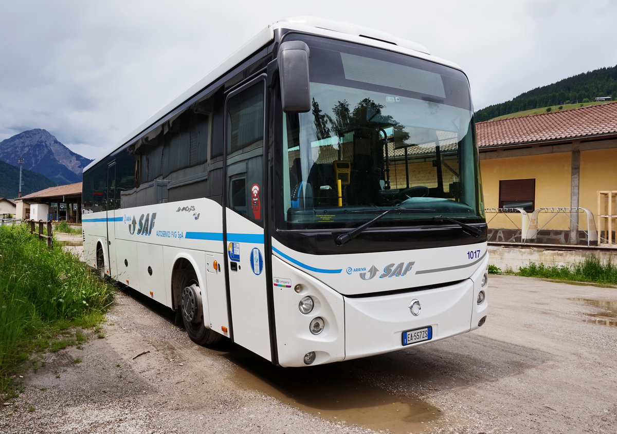 Irisbus Evadys von SAF (Unternehmen der ARRIVA), am 19.6.2016 geparkt beim Bahnhof San Candido/innichen.
Unterwegs ist der Bus auf der Linie 440 (San Candido stazione/Innichen Bahnhof - Passo Monte Croce/Kreuzbergpass - San Stefano di Cadore).