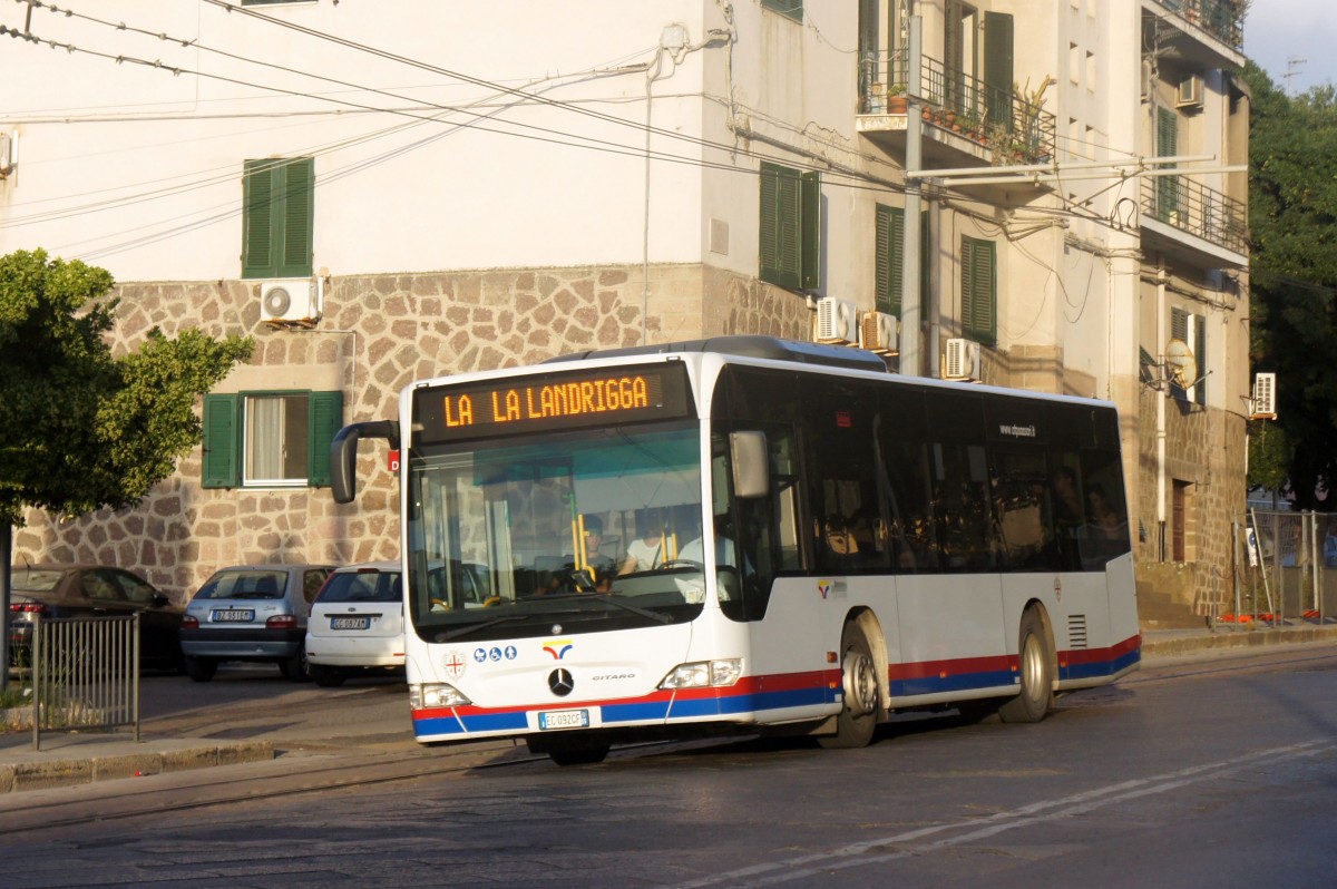 Italien / Sardinien / Stadtbus Sassari: Mercedes-Benz Citaro K der ATP Sassari, aufgenommen im Juni 2014 am Piazza Santa Maria, in der Nähe der Haltestelle  Porta Utzeri  in Sassari.