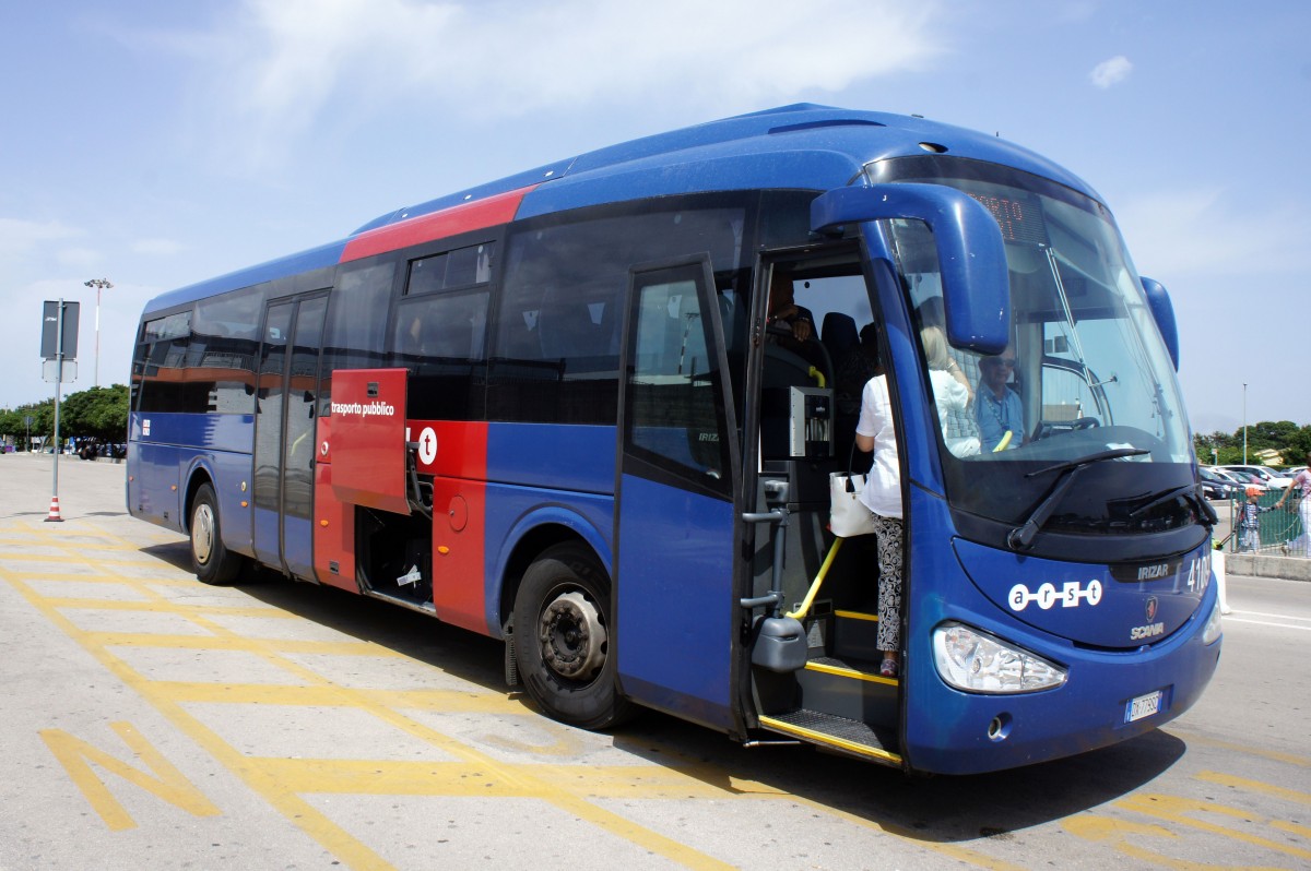 Italien / Sardinien: Scania Irizar des Unternehmens  ARST - TRASPORTI REGIONALI DELLA SARDEGNA , aufgenommen im Juni 2014 am Flughafen  Alghero Airport .