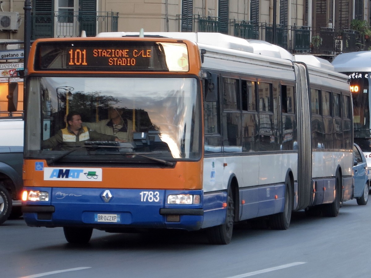 Italien / Stadtbus Palermo: Renault Agora Gelenkbus mit der Wagennummer 1783, aufgenommen im November 2014 in der Innenstadt von Palermo.