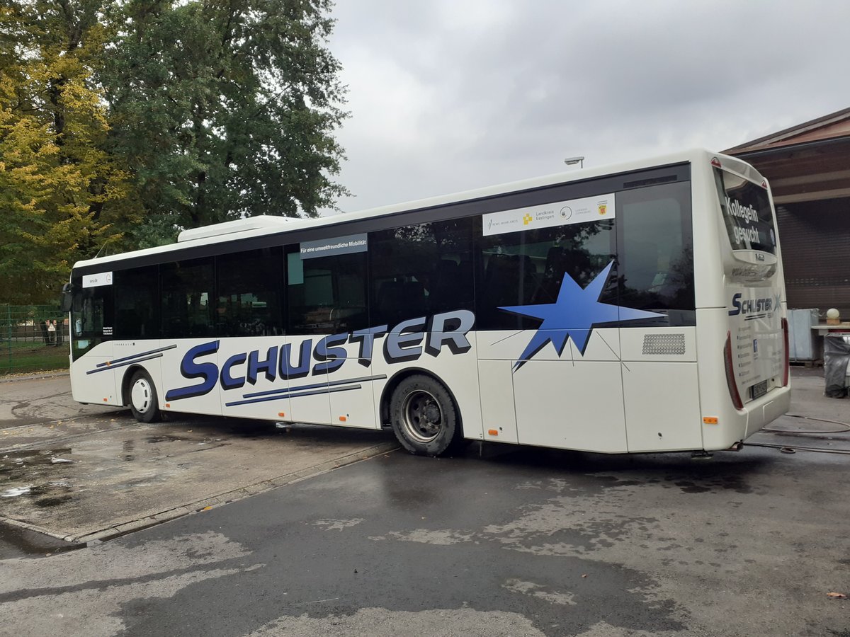 Iveco Crossway LE von Busreisen Schuster.
Aufgenommen auf dem Betriebshof am 17.10.2020.