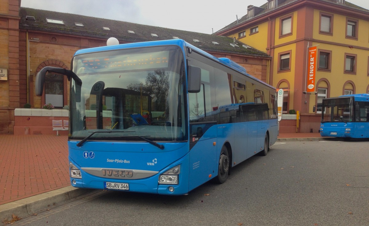 Iveco Crossway LE von Saar-Pfalz-Bus (SB-RV 346), aufgenommen am 20. November 2014 am Bahnhof Zweibrücken.